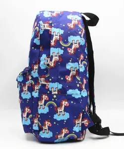 Vista lateral de una mochila azul para estudiantes con estampados de unicornios y arcoíris