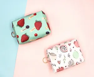 Vista detallada de dos neceseres impermeables con estampados de fresas y otras frutas