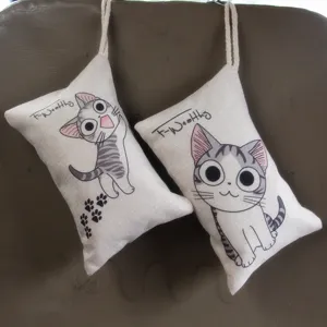 Vista detallada de bolsas de carbón de bambú con diseño de gato para interiores de coche
