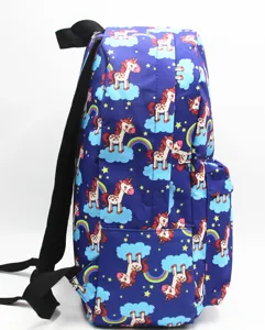 Detalle de una mochila de unicornio azul con vibrantes motivos de arcoíris y nubes