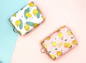Detalle de neceseres impermeables con estampado de limón y tiradores de cremallera dorados