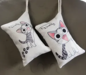 Detalle del estampado de gato animado en una bolsa de tela con carbón activado para olores