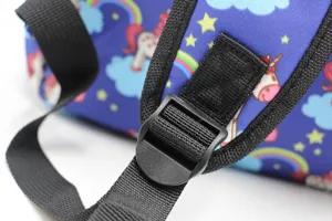 Vista detallada de la correa ajustable y la hebilla de plástico en la mochila de unicornio