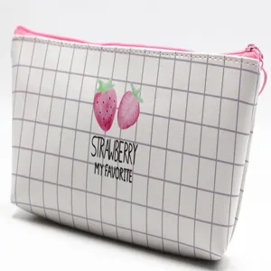 Makro-Detail einer weißen Gitter-Ledertasche mit süßem Erdbeerdruck und Reißverschluss