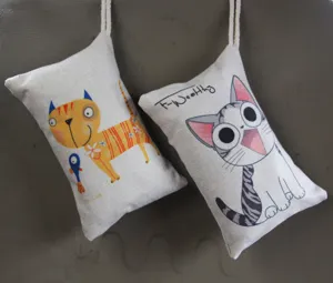 Primer plano de bolsas de carbón para coche con bonito dibujo animado de gato print.