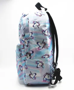 Vista lateral detallada de la mochila tie-dye con gráficos de unicornio 3D y correas negras.