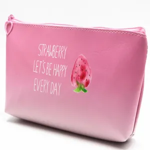 Detailansicht eines pinkfarbenen Erdbeeren-Mäppchens aus Leder mit sicherem Reißverschluss