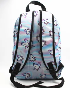 Vista detallada de las correas negras ajustables y el estampado de unicornio en la mochila