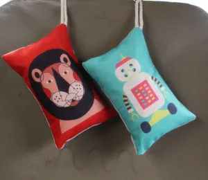 Par de bolsas decorativas de carbón de bambú para coche con estampados de león y robot para aire.