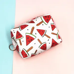 Detalle de cerca del estampado de helado de sandía en este neceser de viaje blanco impermeable