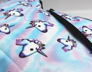 Primer plano detallado del patrón de emoji de unicornio en la tela azul del mochila