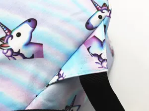 Detalle de mochila con estampado de unicornio, costuras reforzadas y correa negra