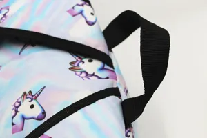 Primer plano macro del estampado de emoji de unicornio y el asa de esta mochila