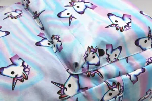 Vista detallada del vibrante estampado de unicornio 3D en la mochila escolar azul y rosa