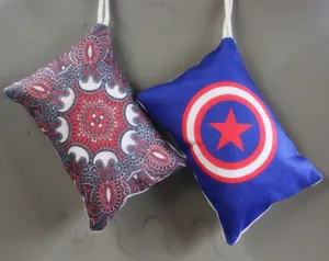 Detalle de bolsas de carbón de bambú colgantes para purificar el aire del coche