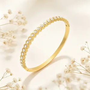 Elegante gouden titanium staal zeshoekige kristal armband voor vrouwen, geometrisch sieraad.