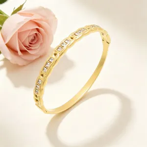 Gedetailleerd overzicht van de gouden geometrische kristallen armband met prachtige zirkoonstenen.