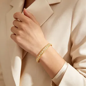 Prachtige gouden geometrische titanium stalen armband met fonkelende strass-steentjes, detail.