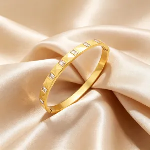 Gouden titanium staal geometrische strass armband detailweergave mode accessoire