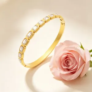 Gedetailleerde close-up van de elegante gouden geometrische strass titanium stalen armb.