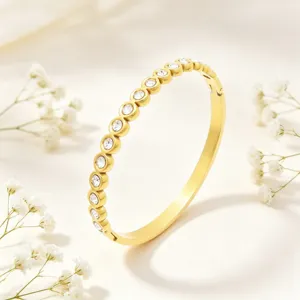 Prachtige gouden roestvrijstalen strass armband, elegant sieraad detail ontwerp.