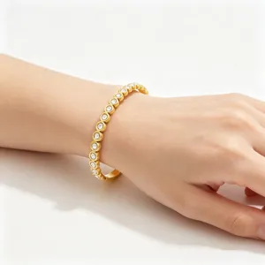 Gouden kristal titanium staal armband detailopname, elegante strass manchet voor vrouwen.