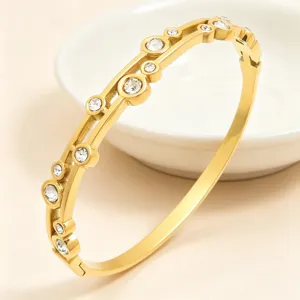 Gedetailleerd overzicht van gouden strass armband met geometrisch roestvrij staal design.