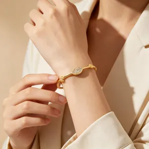 Gouden boze oog armband voor vrouwen, sprankelende strass geometrische manchet sieraden detail.