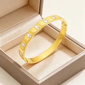 Goudkleurige titanium staal armband met baguette kristalstenen in een geometrisch detailontwerp