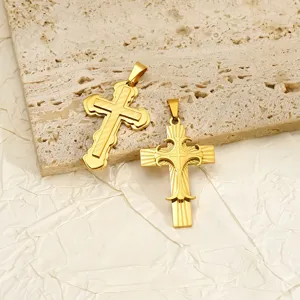 Vue rapprochée détaillée du pendentif croix double couche en acier titane doré pour homme bijoux.
