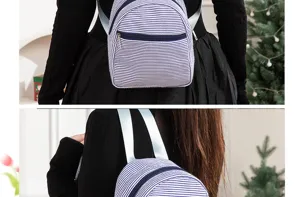 Vista trasera detallada de una mini mochila de seersucker a rayas azules y blancas
