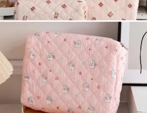 Detalle de cerca de un neceser de maquillaje acolchado rosa con dibujos de conejos
