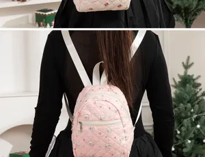 Vista posterior detallada de una mini mochila de seersucker rosa con dibujos de conejitos