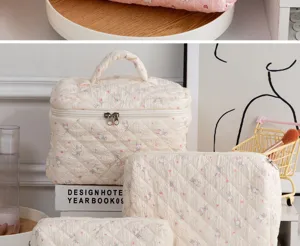 Vista detallada de las bolsas de cosméticos acolchadas con estampado de conejos y cremalleras