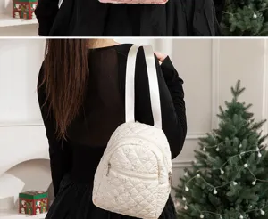 Vista trasera de mini mochila blanca de seersucker acolchado con estampados de dibujos