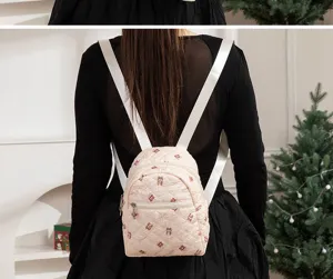 Mochila pequeña de seersucker acolchada rosa con diseño de oso usada por una modelo