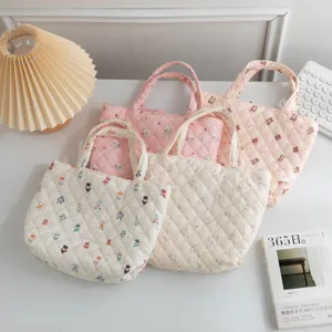 Grands sacs fourre-tout matelassés pour femmes avec motifs d'animaux sur un bureau