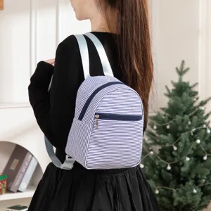Mochila pequeña informal de seersucker a rayas azules y blancas para mujer con correas