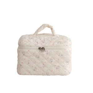 Bolsa de maquillaje acolchada crema con lindo estampado de conejo y asa de viaje