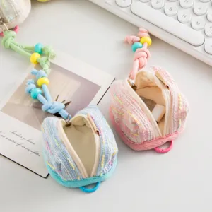Primer plano de mini fundas para auriculares de tweed en colores azul y rosa.