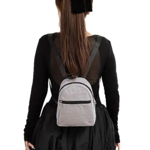 Mini mochila de seersucker a rayas blancas y negras para mujer en la espalda