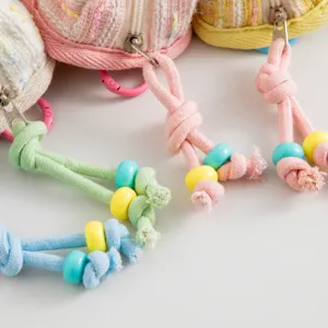 Primer plano de tiradores de cremallera de cuerda con cuentas de colores y flecos