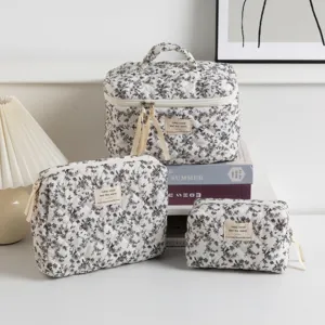 Sweet Quilted Floral Cosmetic Bag High Capacity Portable Travel Toiletry Organizer Polyester Printed Zipper Makeup Case For Women