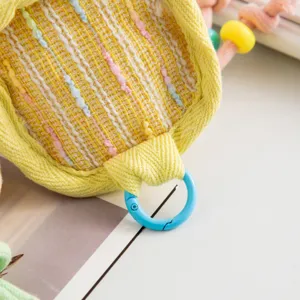 Primer plano detallado de funda de auriculares de tweed amarillo con clip azul