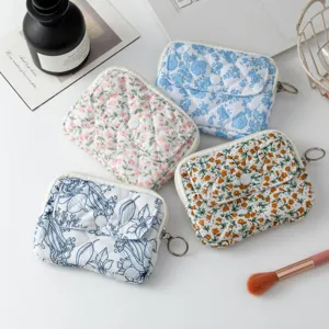 Juego de cuatro mini bolsas de almacenamiento acolchadas con flores para auriculares