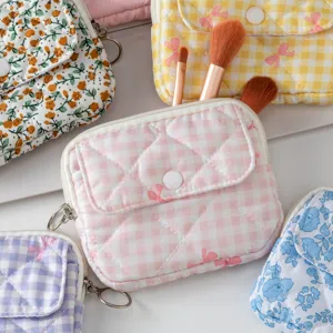 Primer plano de mini bolsas acolchadas de colores con lazos y motivos florales