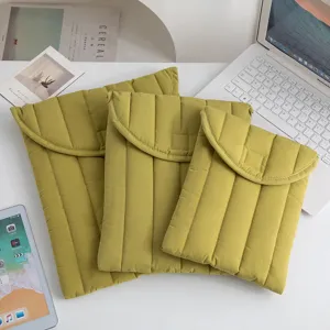 Comparación de tres tamaños de fundas acolchadas verde oliva para portátil y tableta.