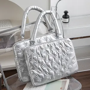 Sacoche pour Ordinateur Portable Matelassée Argent Métallisé Nœud Brodé Housse Rembourrée Étui de Protection Minimaliste Urbain