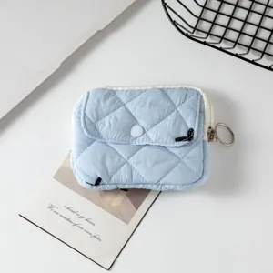 Primer plano de una mini bolsa acolchada azul claro con tirador de cremallera metálico