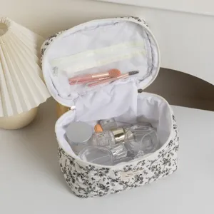 Detailansicht des geräumigen Innenraums und des Blumendrucks dieses Reise-Make-up-Organizers